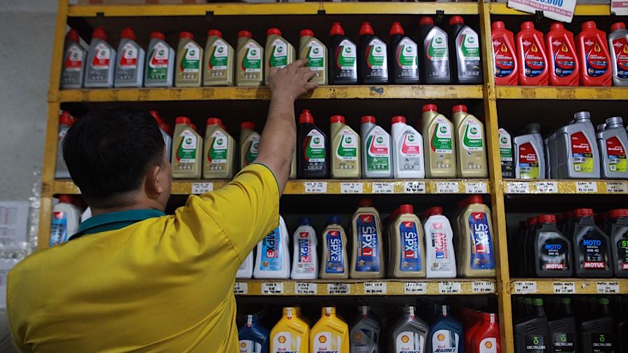 Mayotitas pengguna sepeda motor datang untuk mengganti oli mesin serta melakukan perbaikan lainnya.  (Bloomberg Technoz/Andrean Kristianto)