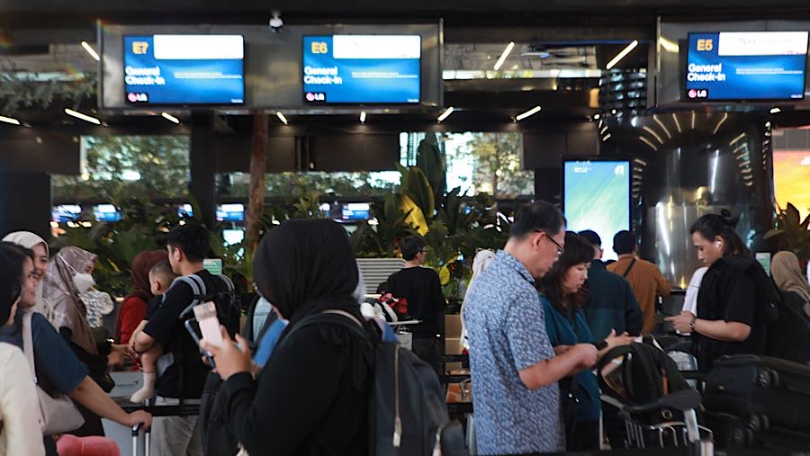 Sedangkan jumlah penerbangan diproyeksikan naik 3,24 persen menjadi 63.553 penerbangan dari sebelumnya 61.556 penerbangan.