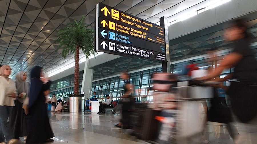 Calon penumpang berjalan di Terminal 3 Bandara Soekarno-Hatta, Rabu (11/3/2026). (Bloomberg Technoz/Andrean Kristianto)
