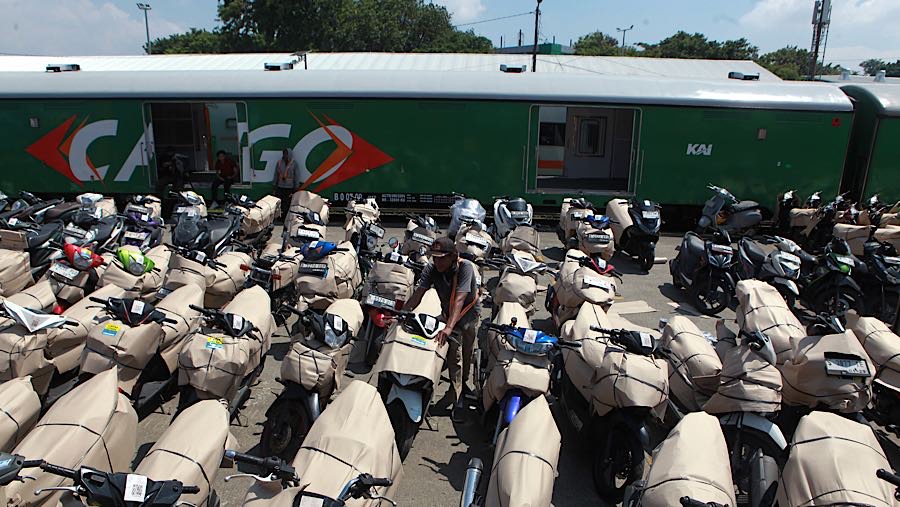 Petugas merapikan motor peserta program Angkutan Motis di Stasiun Jakarta Gudang, Kamis (12/3/2026). (Bloomberg Technoz/Andrean Kristianto)