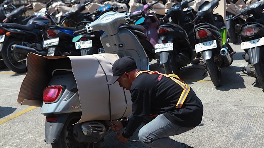 Dalam skema pelaksanaannya, pemudik dapat menitipkan sepeda motor untuk diangkut menggunakan kereta api.  (Bloomberg Technoz/Andrean Kristianto)