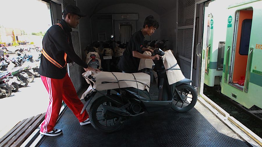 Setiap sepeda motor yang didaftarkan akan mendapatkan fasilitas dua tiket kereta gratis bagi penumpang. (Bloomberg Technoz/Andrean Kristianto)