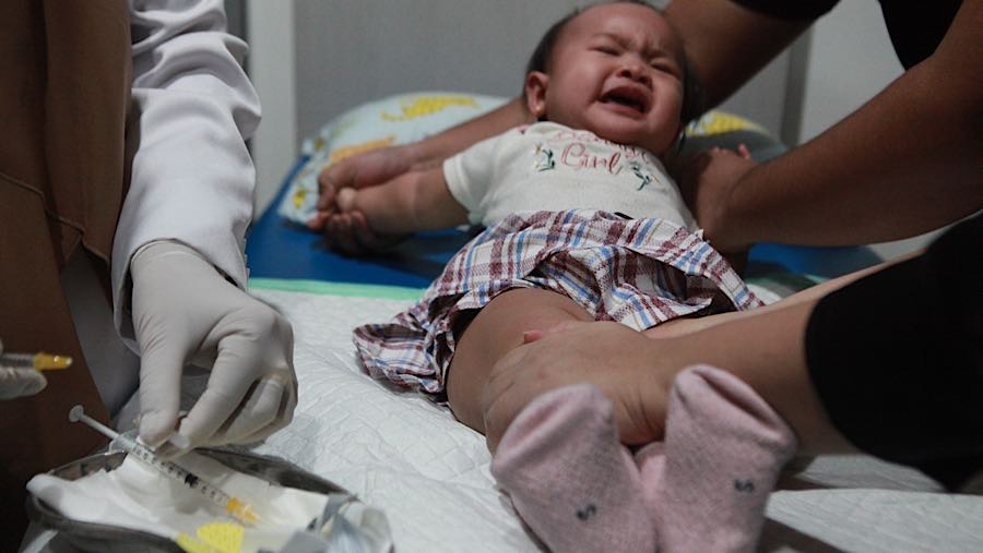 Dokter menyuntikkan vaksin campak Measles-Rubella (MR) di Rumah Vaksinasi Pusat, Jakarta, Kamis (12/3/2026). (Bloomberg Technoz/Andrean Kristianto)