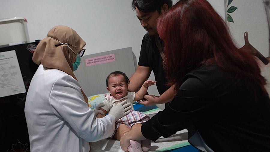 Orang tua juga diingatkan untuk memeriksa status imunisasi anak dan melengkapinya apabila belum lengkap guna mencegah penyebaran campak.