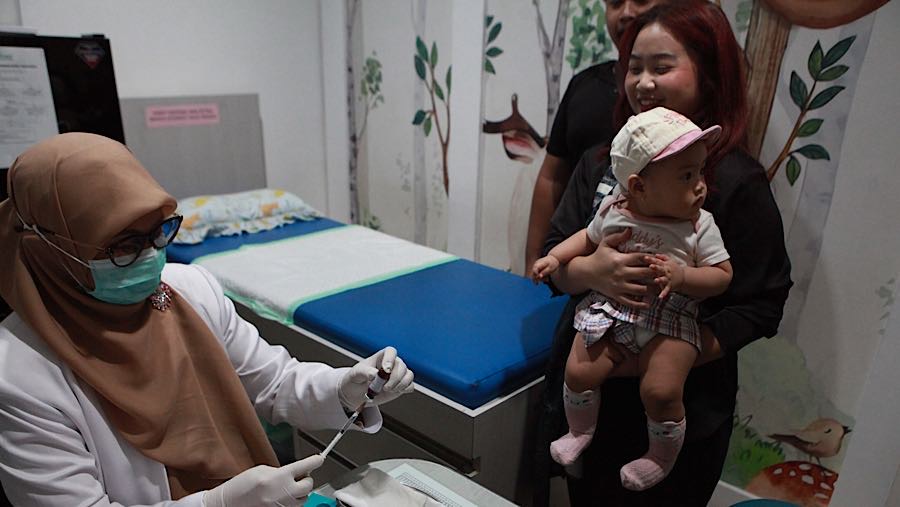 Pemerintah mengimbau agar anak yang mengalami gejala seperti demam disertai ruam segera dibawa ke fasilitas kesehatan. (Bloomberg Technoz/Andrean K)