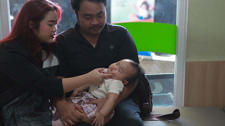Orang tua beserta anak menunggu untuk vaksinasi campak di Rumah Vaksinasi Pusat, Jakarta, Kamis (12/3/2026). (Bloomberg Technoz/Andrean Kristianto)