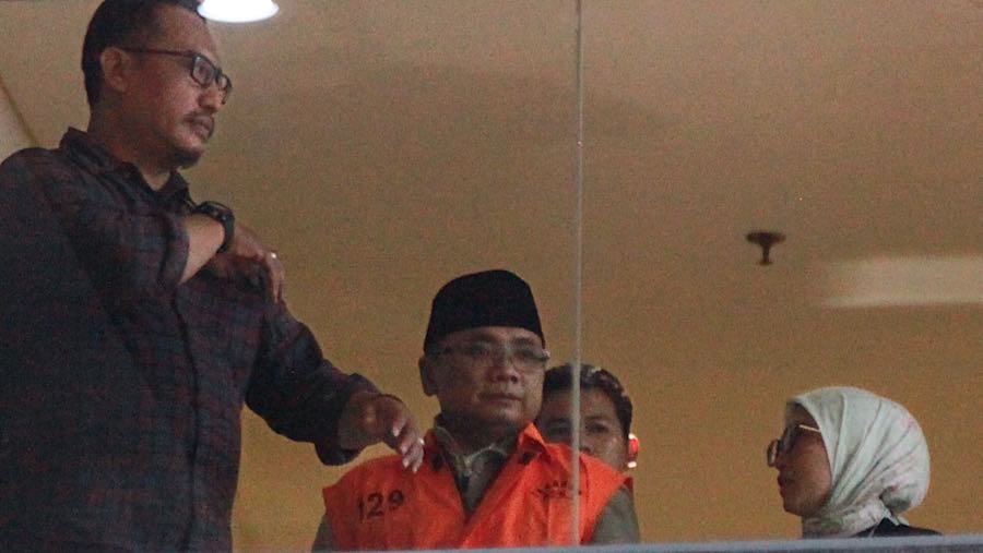 Tersangka kasus dugaan korupsi kuota haji Yaqut Cholil Qoumas berjalan usai pemeriksaan di Gedung KPK, Kamis (12/3/2026) (Bloomberg Technoz/Andre)