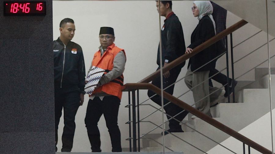 Ia langsung ditahan usai menjalani pemeriksaan dengan mengenakan rompi oranye dan tangan terborgol. (Bloomberg Technoz/Andre)