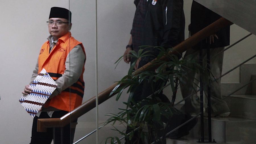 Tersangka kasus dugaan korupsi kuota haji Yaqut Cholil Qoumas berjalan menuju mobil tahanan di Gedung KPK, Kamis (12/3/2026) (Bloomberg Technoz/Andre)