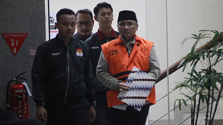Tersangka kasus dugaan korupsi kuota haji Yaqut Cholil Qoumas berjalan menuju mobil tahanan di Gedung KPK, Kamis (12/3/2026) (Bloomberg Technoz/Andre)