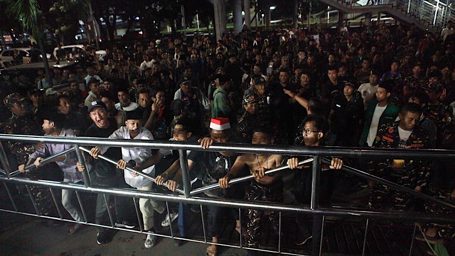 Sementara itu, di luar gedung Merah Putih KPK, massa dari Barisan Ansor Serbaguna (Banser) melakukan aksi. (Bloomberg Technoz/Andrean Kristianto)