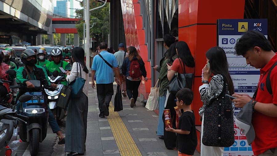 Penglanggan menunggu ojol di jalan HR Rasuna Said, Jakarta, Jumat (13/3/2026). (Bloomberg Technoz/Andrean Kristianto)
