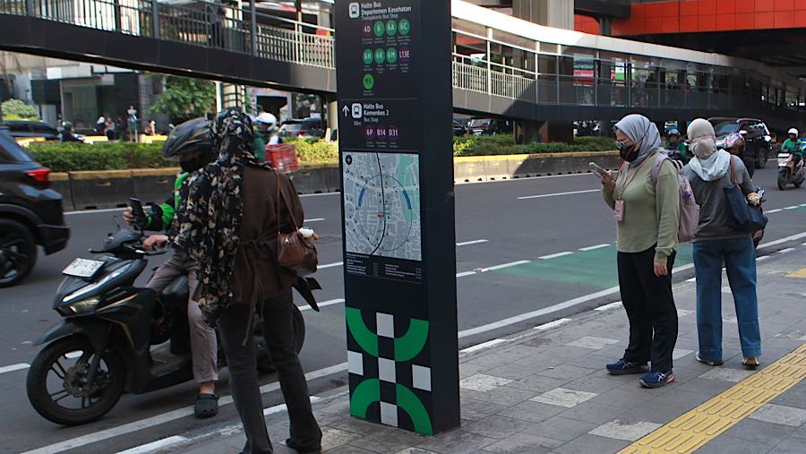 Penglanggan menunggu ojol di jalan HR Rasuna Said, Jakarta, Jumat (13/3/2026). (Bloomberg Technoz/Andrean Kristianto)