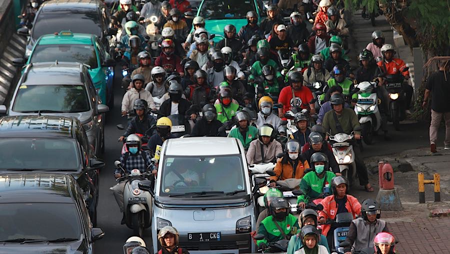 Suasana kemacetan di Jalan Mampang Prapatan, Jakarta, Jumat (13/3/2026). (Bloomberg Technoz/Andrean Kristianto)