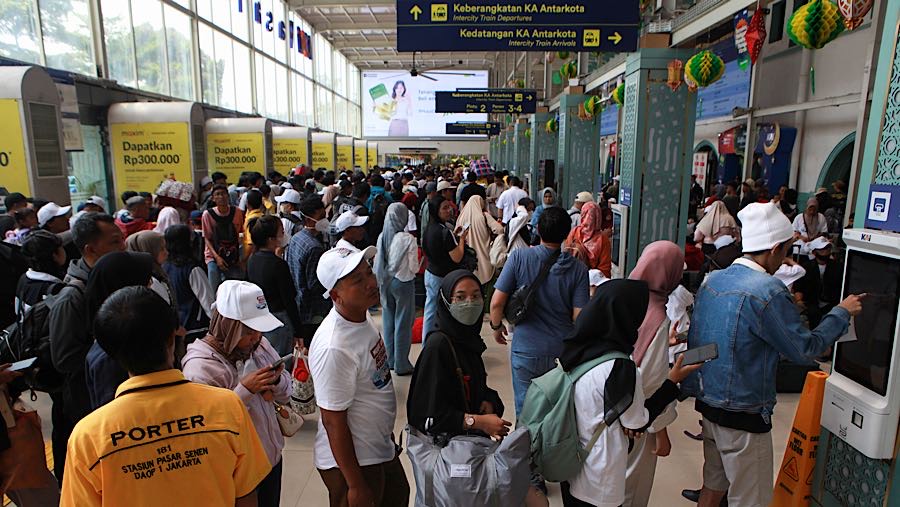 Pergerakan pemudik menggunakan kereta api terus meningkat menjelang puncak arus mudik Lebaran tahun ini. (Bloomberg Technoz/Andrean Kristianto)