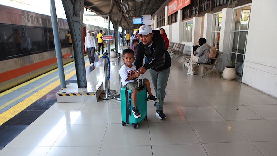 Pemudik menuju gerbong KA Jarak Jauh di Stasiun Pasar Senen, Jakarta, Senin (16/3/2026). (Bloomberg Technoz/Andrean Kristianto)