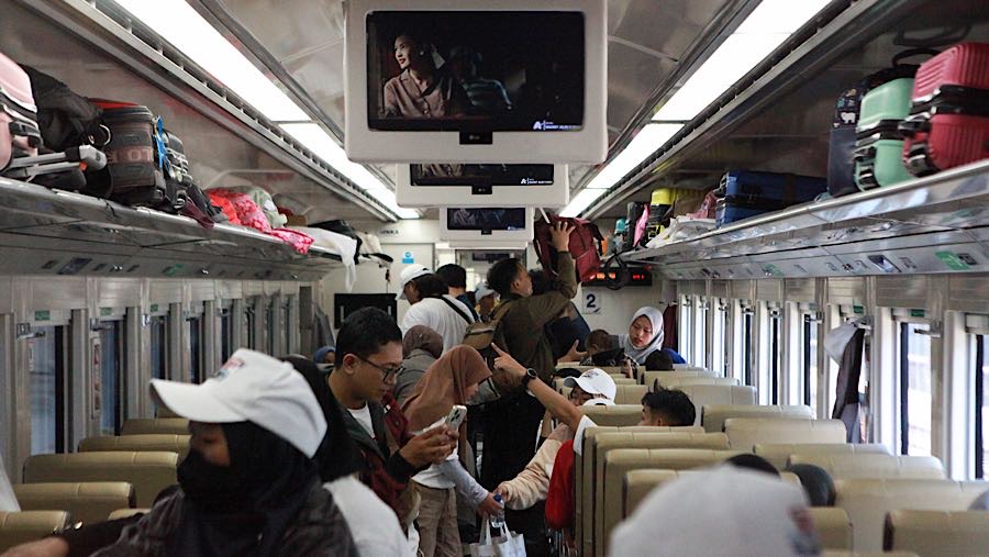 Sebanyak 17.198 penumpang berangkat dari Stasiun Gambir dan 6.301 penumpang dari Stasiun Bekasi. (Bloomberg Technoz/Andrean Kristianto)