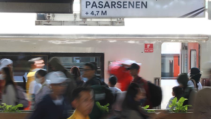 KA jarak jauh favorit di Stasiun Pasar Senen KA Bengawan, Airlangga, Serayu, Kertajaya, Jayakarta, dan Progo. (Bloomberg Technoz/Andrean Kristianto)