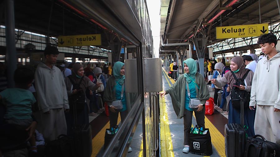 KAI menyediakan total kapasitas 1.076.196 kursi dengan 719.988 tiket yang telah terjual. (Bloomberg Technoz/Andrean Kristianto)