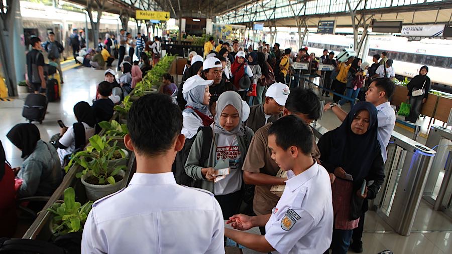 PT Kereta Api Indonesia (Persero) mencatat 23.259 penumpang kereta api berangkat dari Stasiun Pasar Senen hari ini. (Bloomberg Technoz/Andrean K)