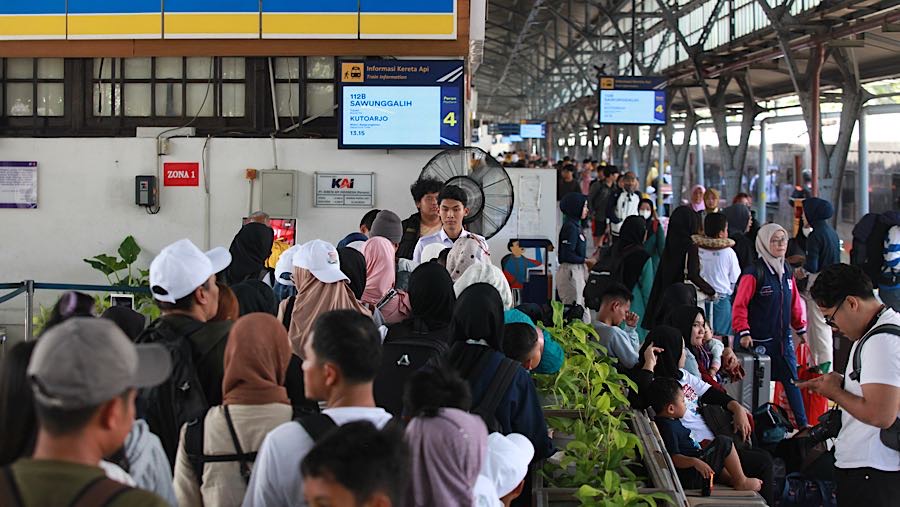 Pemudik antre pemeriksaan tiket KA Jarak Jauh di Stasiun Pasar Senen, Jakarta, Senin (16/3/2026). (Bloomberg Technoz/Andrean Kristianto)