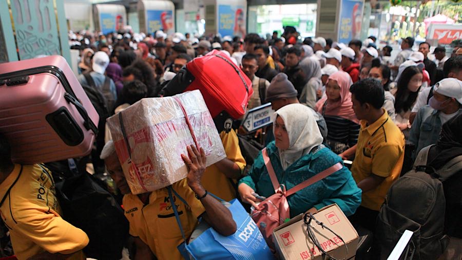 Pemudik antre pemeriksaan tiket KA Jarak Jauh di Stasiun Pasar Senen, Jakarta, Senin (16/3/2026). (Bloomberg Technoz/Andrean Kristianto)