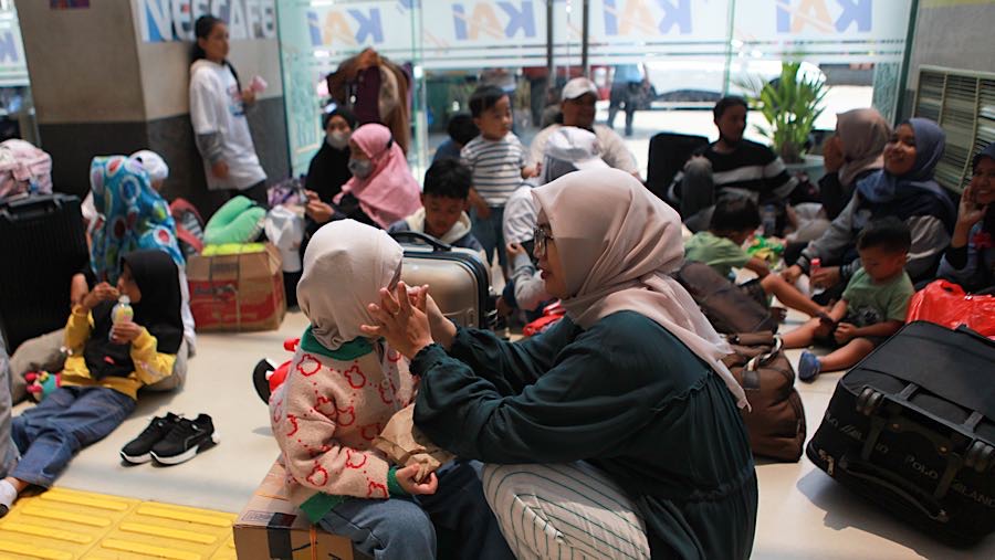 Salah satu Stasiun yang ramai oleh pemudik berada di Stasiun Pasar Senen. (Bloomberg Technoz/Andrean Kristianto)