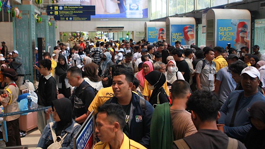 Pemudik menunggu keberangkatan KA Jarak Jauh di Stasiun Pasar Senen, Jakarta, Senin (16/3/2026). (Bloomberg Technoz/Andrean Kristianto)