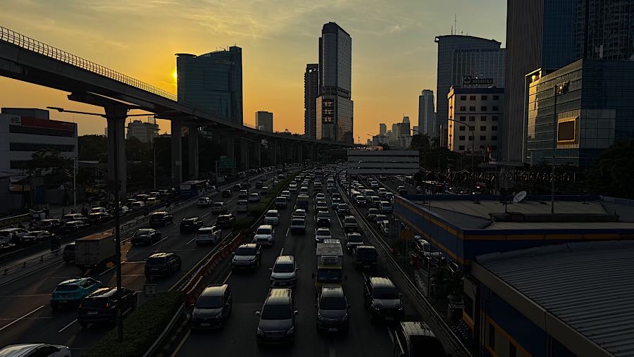 Kemacetan tetap terjadi meskipun tidak sepadat kondisi normal pada jam pulang kerja. (Bloomberg Technoz/Andrean Kristianto)