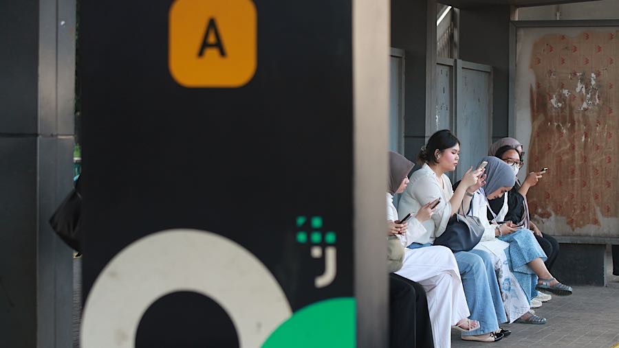 Masih terlihat sejumlah pegawai yang hendak pulang ke rumah saat jam pulang kantor. (Bloomberg Technoz/Andrean Kristianto)