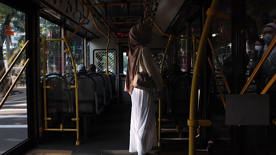 Meskipun adanya kebijakan WFA, tidak semua kantor menerapkan bagi seluruh karyawannya. (Bloomberg Technoz/Andrean Kristianto)