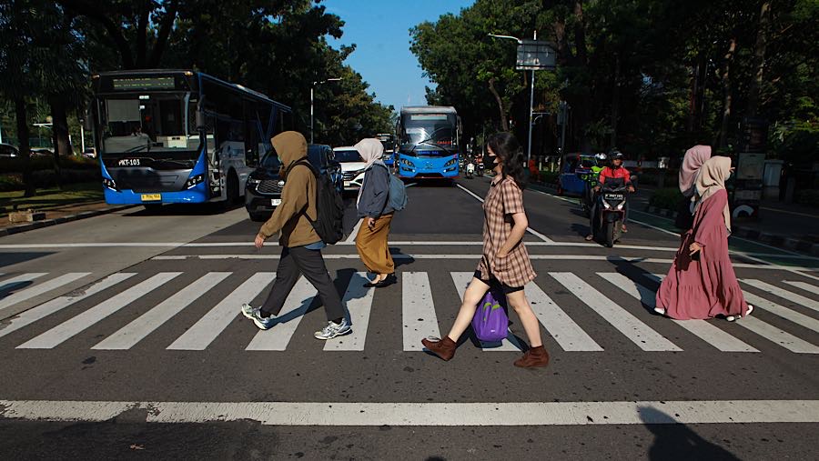 Warga menyeberang di Jalan Medan Merdeka Selatan, Jakarta, Senin (16/3/2026). (Bloomberg Technoz/Andrean Kristianto)
