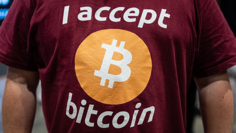 Bitcoin mencapai level tertinggi dalam 6 pekan seiring investor membanjiri ETF.