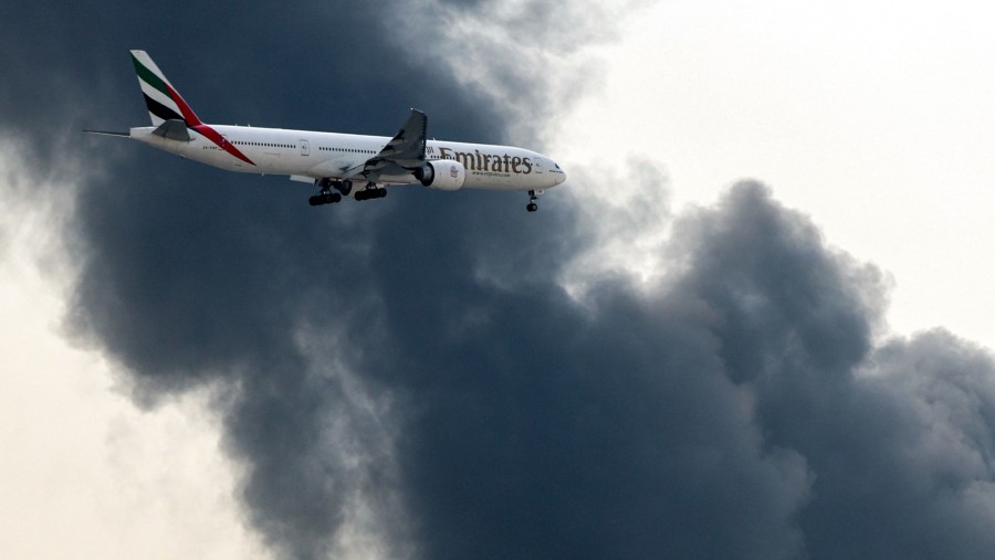 Ilustrasi pesawat Emirates melintas di wilayah udara UEA yang berisiko akibat perang Iran dan Amerika di kawasan Teluk. dok: Bloomberg