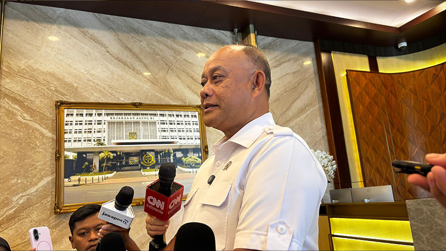 Kepala BGN Dadan Hindayana setelah pertemuan di Kejagung, Selasa (17/3). (Bloomberg Technoz/Recha Dermawan)