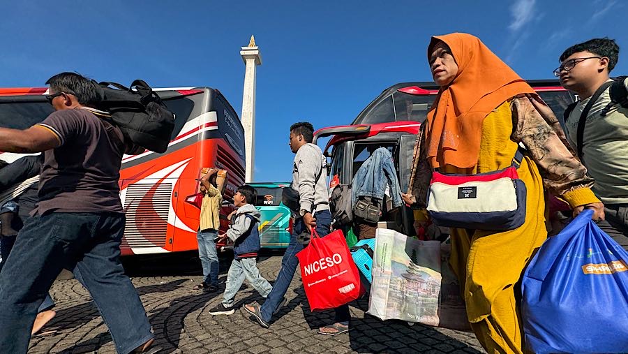 Ribuan pemudik memenuhi lapangan silang Monas hari ini untuk mengikuti program Mudik Gratis yang diselenggarakan Pemprov DKI Jakarta. 
