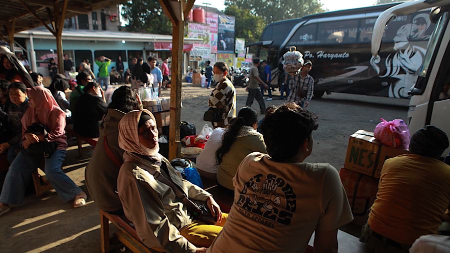 Sejumlah pemudik menunggu keberangkatan bus di agen bus, Pondok Pinang, Jakarta, Selasa (17/3/2026). (Bloomberg Technoz/Andrean Kristianto)