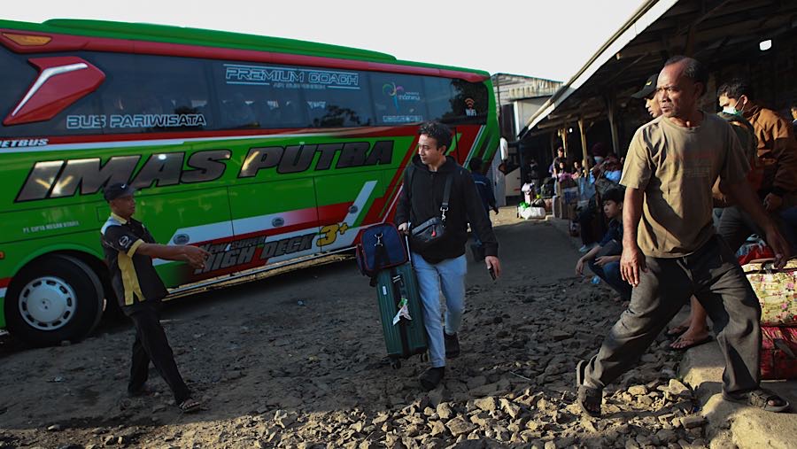 Menurut sejumlah agen penjual tiket, hari ini dan besok merupakan puncak arus mudik di lokasi ini. (Bloomberg Technoz/Andrean Kristianto)