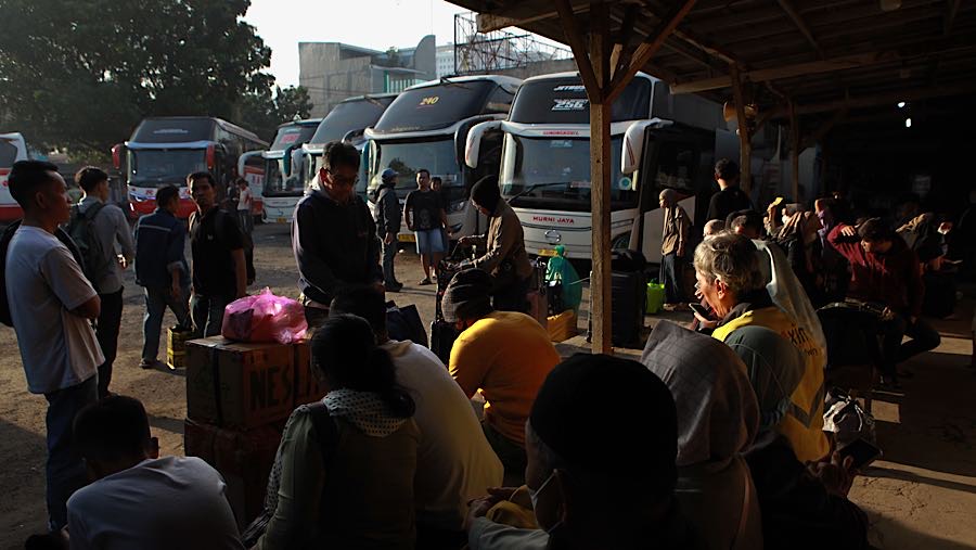 Sejumlah pemudik menunggu keberangkatan bus di agen bus, Pondok Pinang, Jakarta, Selasa (17/3/2026). (Bloomberg Technoz/Andrean Kristianto)
