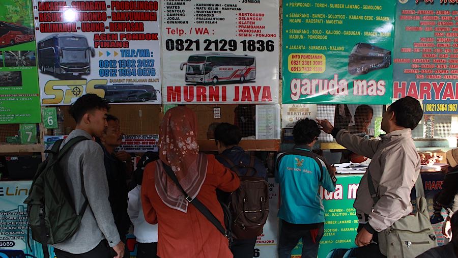 Oleh karena itu, memasuki libur lebaran agen bus di Pondok Pinang mai rame oleh pemudik. (Bloomberg Technoz/Andrean Kristianto)