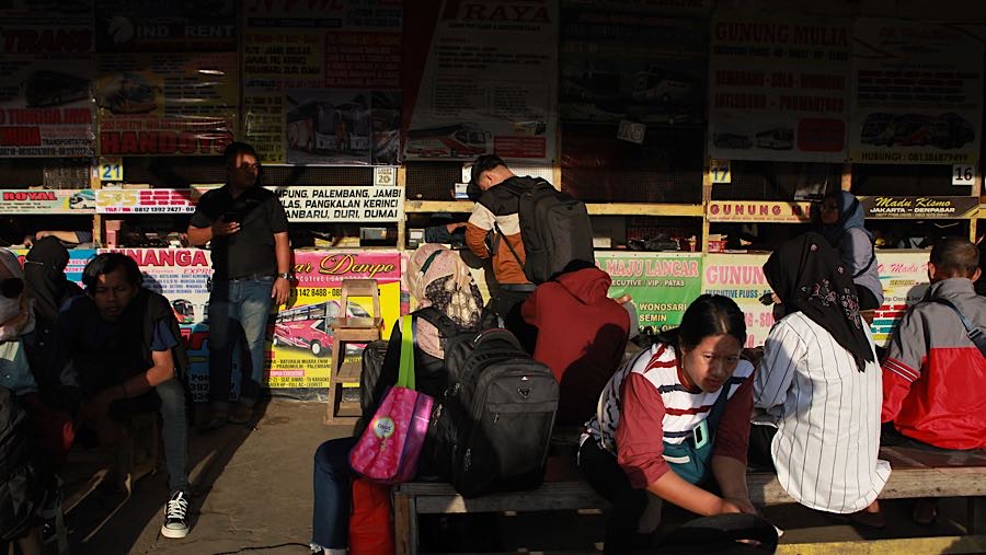 Sejumlah pemudik menunggu keberangkatan bus di agen bus, Pondok Pinang, Jakarta, Selasa (17/3/2026). (Bloomberg Technoz/Andrean Kristianto)