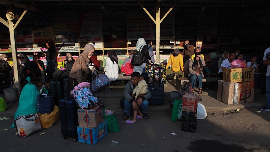 Mayoritas untuk tiket keberangkatan hari ini dan besok sudah habis terjual. (Bloomberg Technoz/Andrean Kristianto)