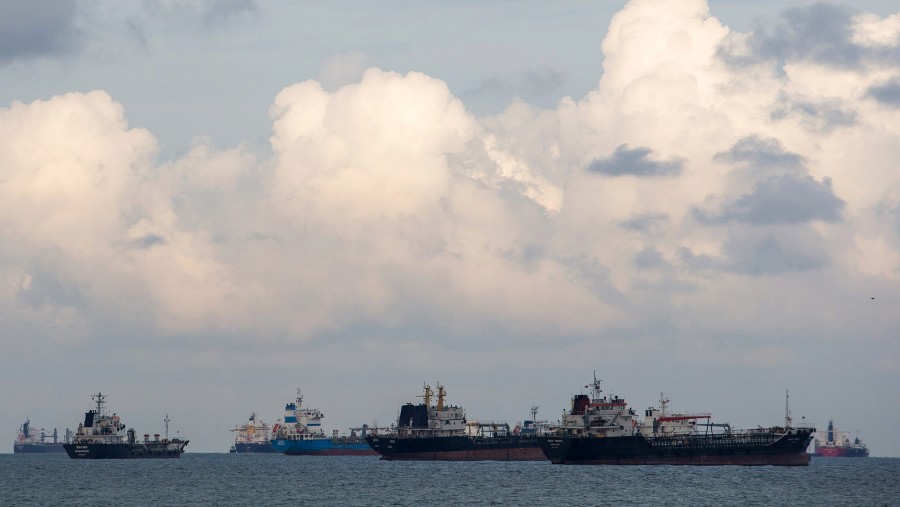 Kapal-kapal pengiriman berlabuh di perairan lepas pantai tenggara Singapura. (Sumber: Bloomberg)