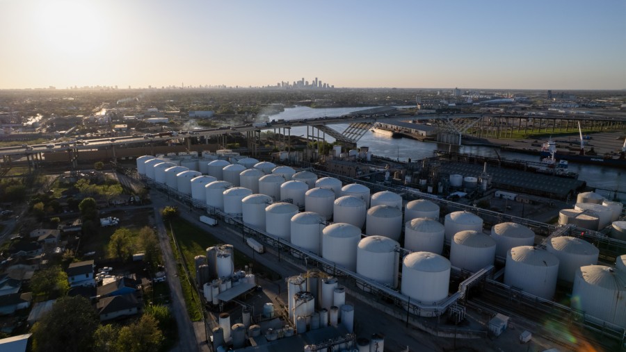 Fasilitas penyimpanan minyak./dok. Bloomberg