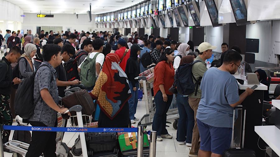 Calon penumpang antre melakukan pelaporan diri saat arus mudik di Bandara Soekarno-Hatta, Rabu (18/3/2026). (Bloomberg Technoz/Andrean Kristianto)