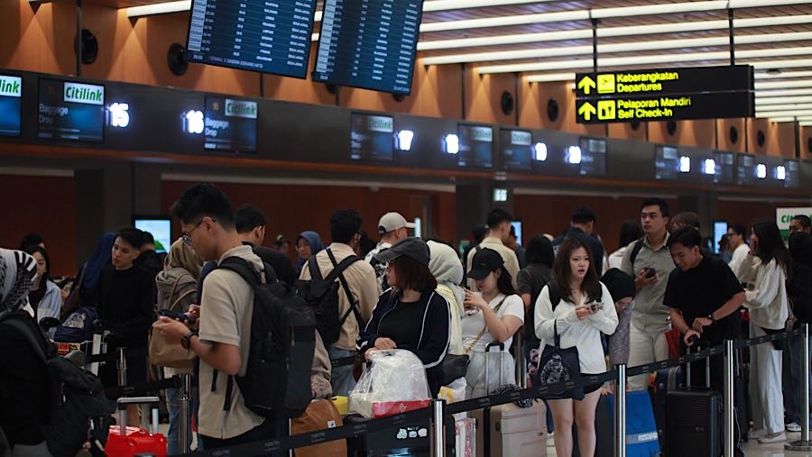 Calon penumpang antre melakukan pelaporan diri saat arus mudik di Bandara Soekarno-Hatta, Rabu (18/3/2026). (Bloomberg Technoz/Andrean Kristianto)

