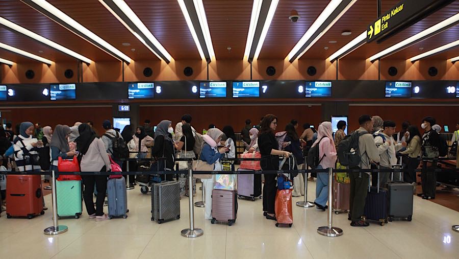 Calon penumpang saat arus mudik antre melakukan pelaporan diri di Bandara Soekarno-Hatta, Rabu (18/3/2026). (Bloomberg Technoz/Andrean Kristianto)