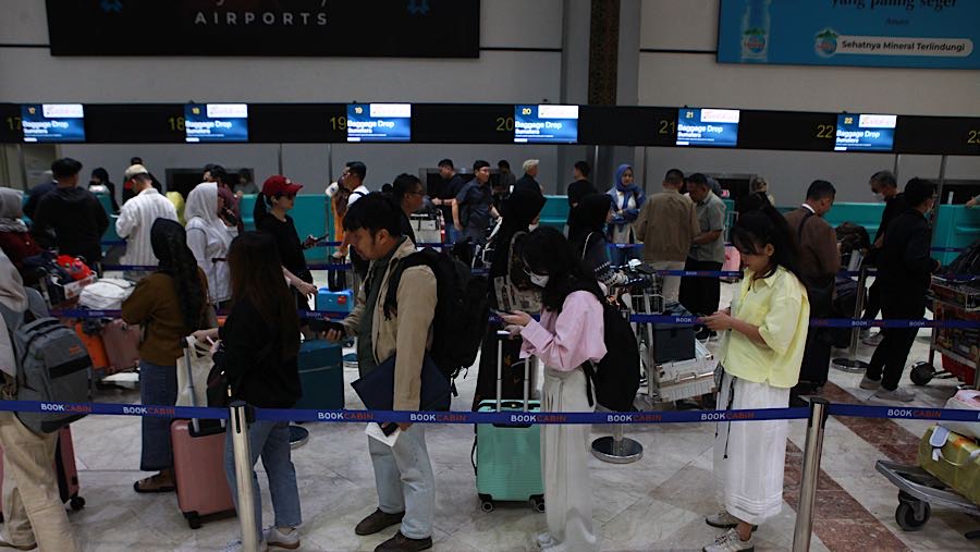 Calon penumpang antre melakukan pelaporan diri saat arus mudik di Bandara Soekarno-Hatta, Rabu (18/3/2026). (Bloomberg Technoz/Andrean Kristianto)