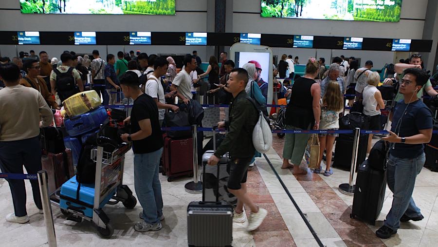 PT Angkasa Pura Indonesia (InJourney Airports) sebelumnya memperkirakan har ini menjadi puncak arus mudik angkutan Lebaran. (Bloomberg Technoz/Andre)