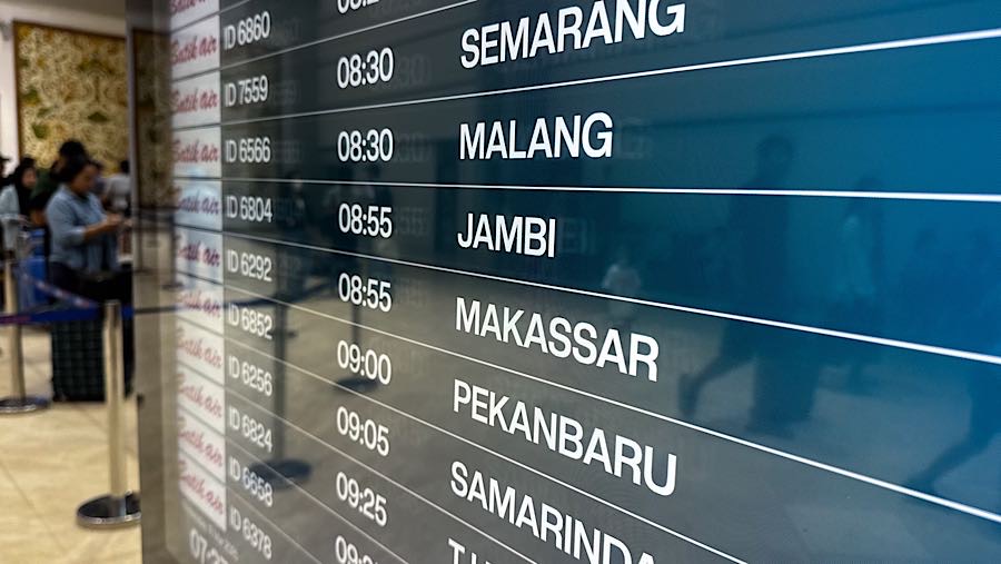 Kepadatan terlihat sejak pagi hari di sejumlah area terminal keberangkatan domestik. (Bloomberg Technoz/Andrean Kristianto)